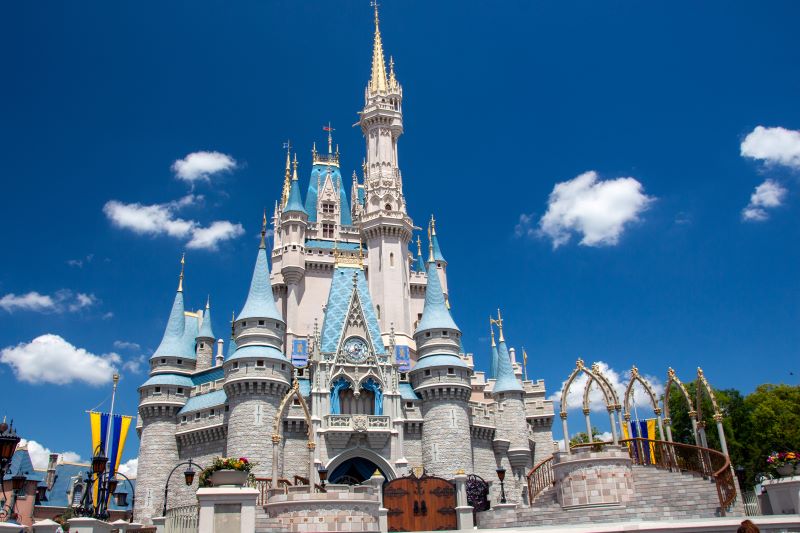 https://assets.villatel.com/wp-content/uploads/2020/08/13072329/walt-disney-world-cinderella-castle-1.jpg