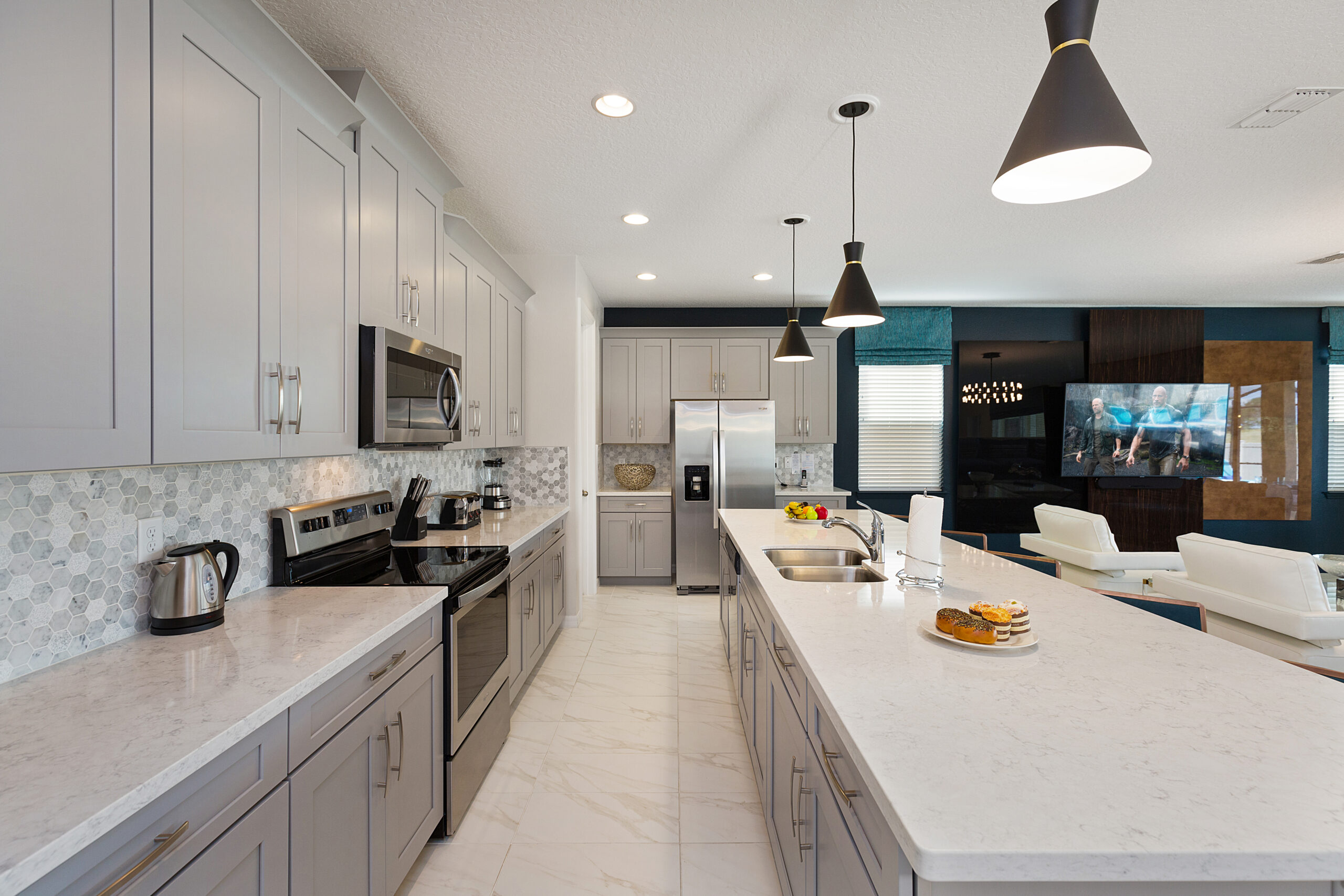 Fully equipped kitchen with island