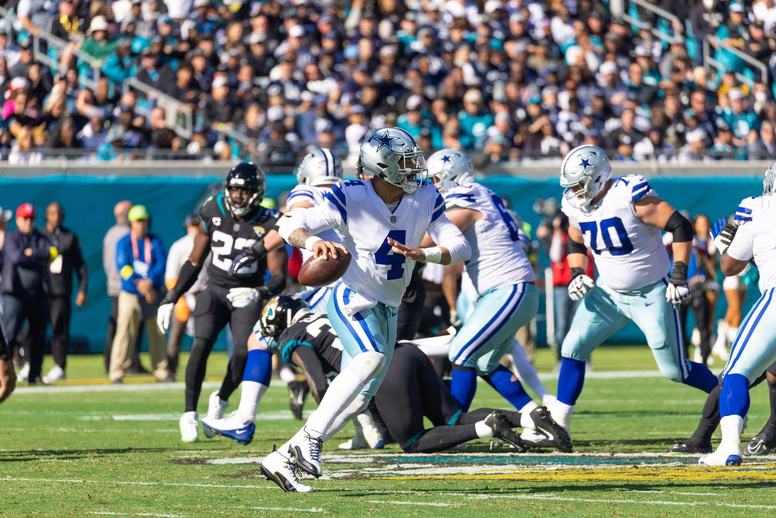 cowboys quarterback throwing a ball against the jaguars